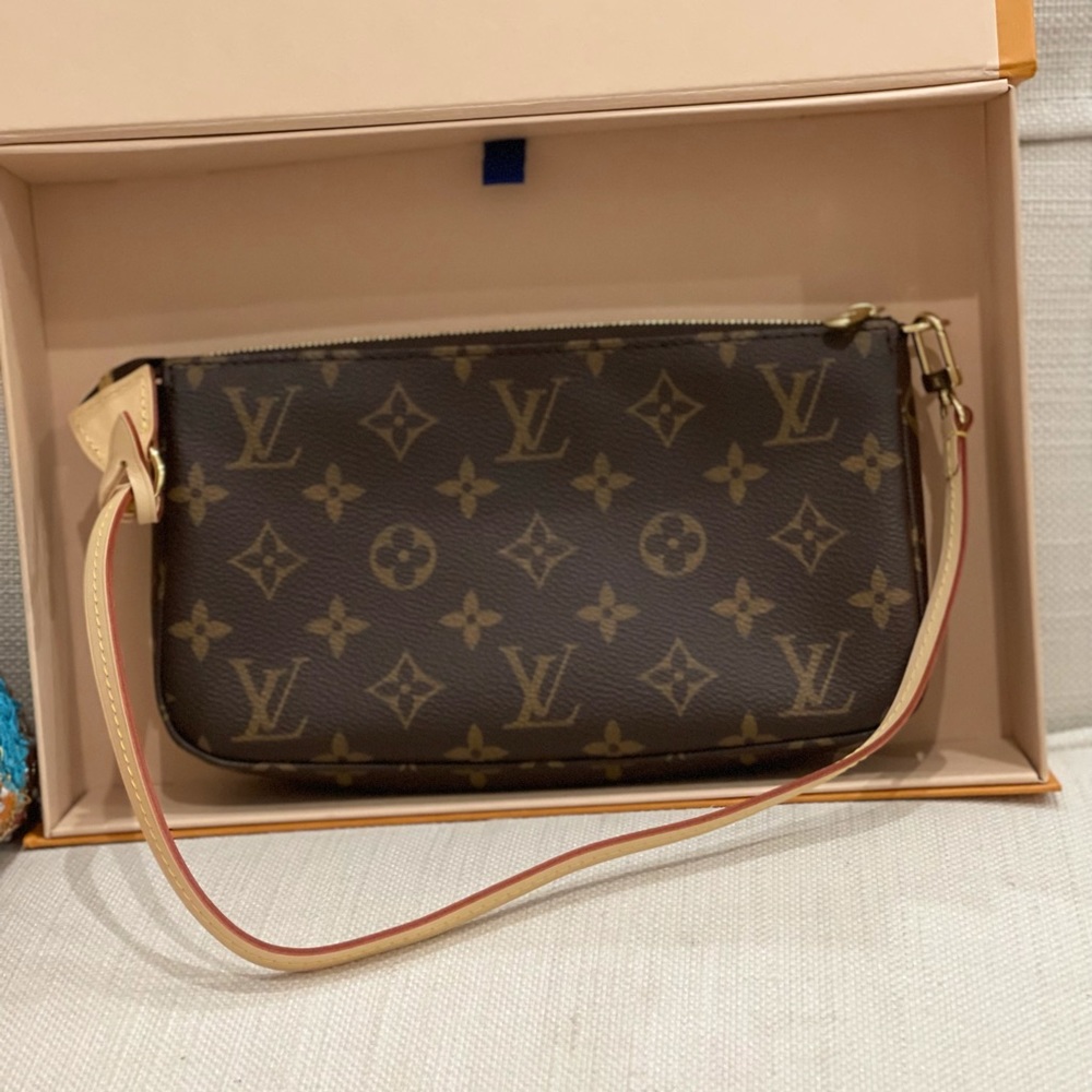 LV Pochette Accessoires NWT